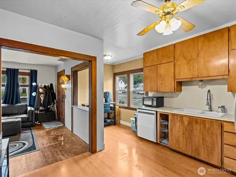 6807 Commercial Avenue Everett WA 98203
