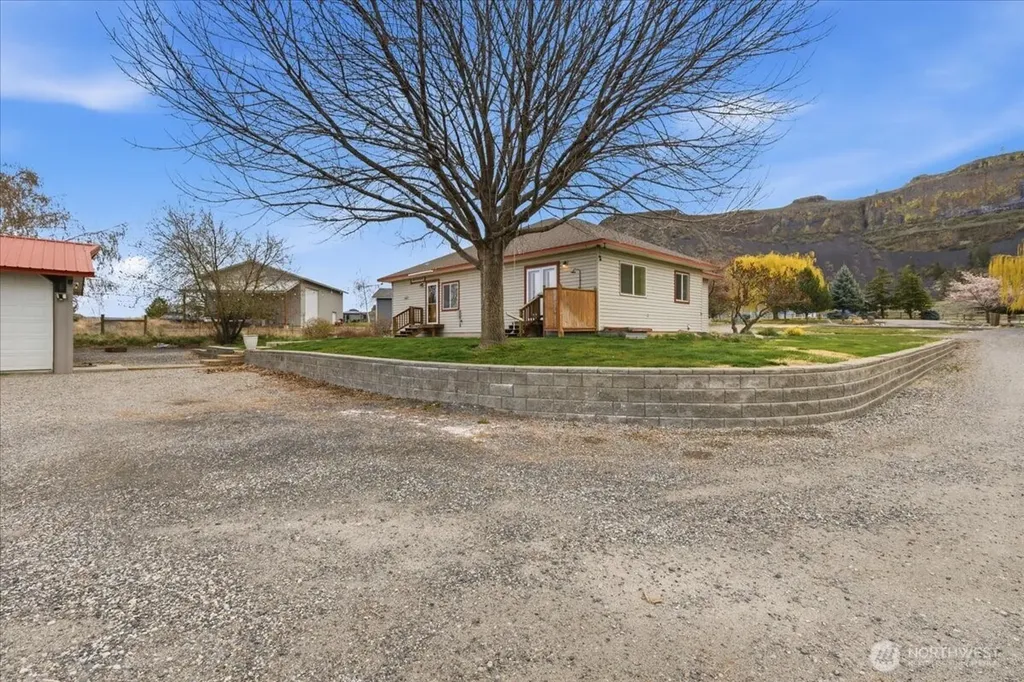 55676 Bay Area Dr NE Electric City WA 99123