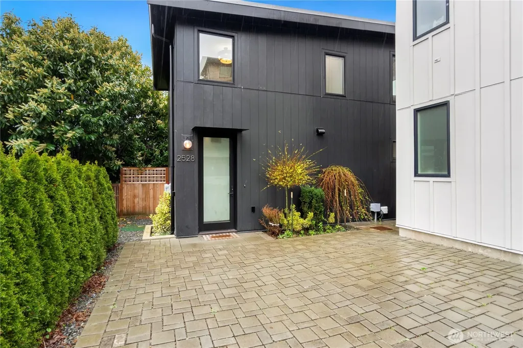 2528 27th Avenue W Seattle WA 98199