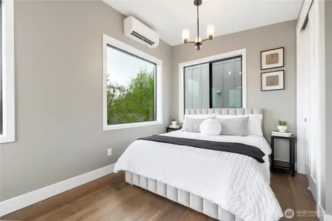 2528 27th Avenue W Seattle WA 98199