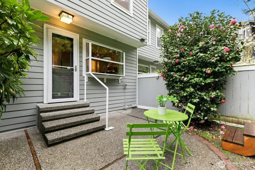 3835 25th Avenue W Seattle WA 98199