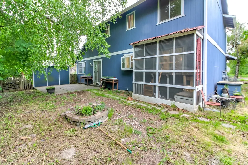 2426 E Pioneer Puyallup WA 98372