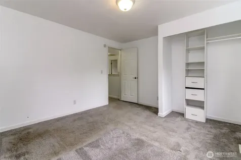 2426 E Pioneer Puyallup WA 98372
