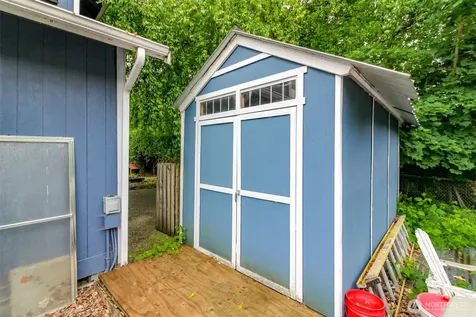 2426 E Pioneer Puyallup WA 98372