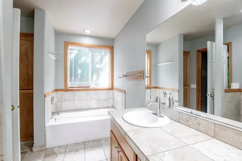 2703 5th Street SW Puyallup WA 98373