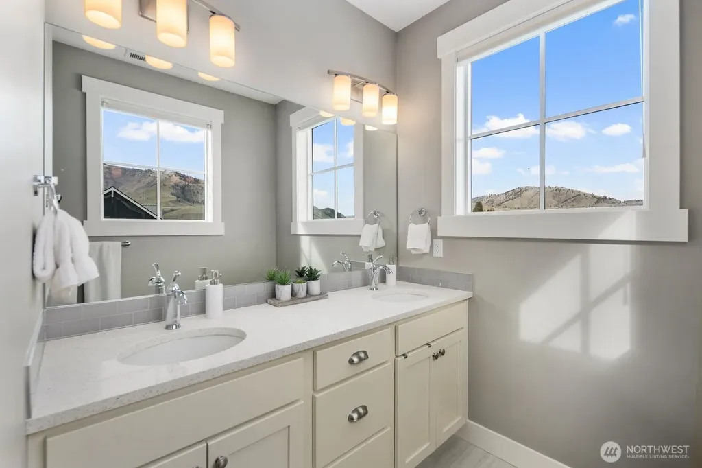 298 Bobcat Lane Chelan WA 98816