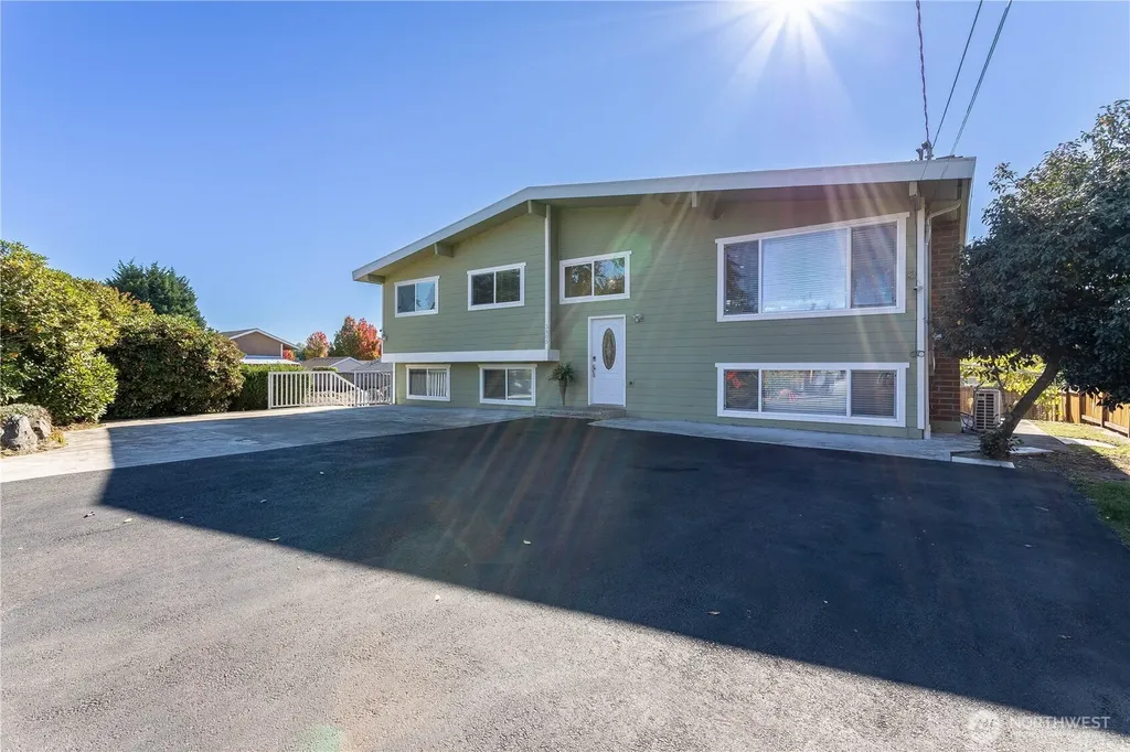 3905 NE 6th Street Renton WA 98056