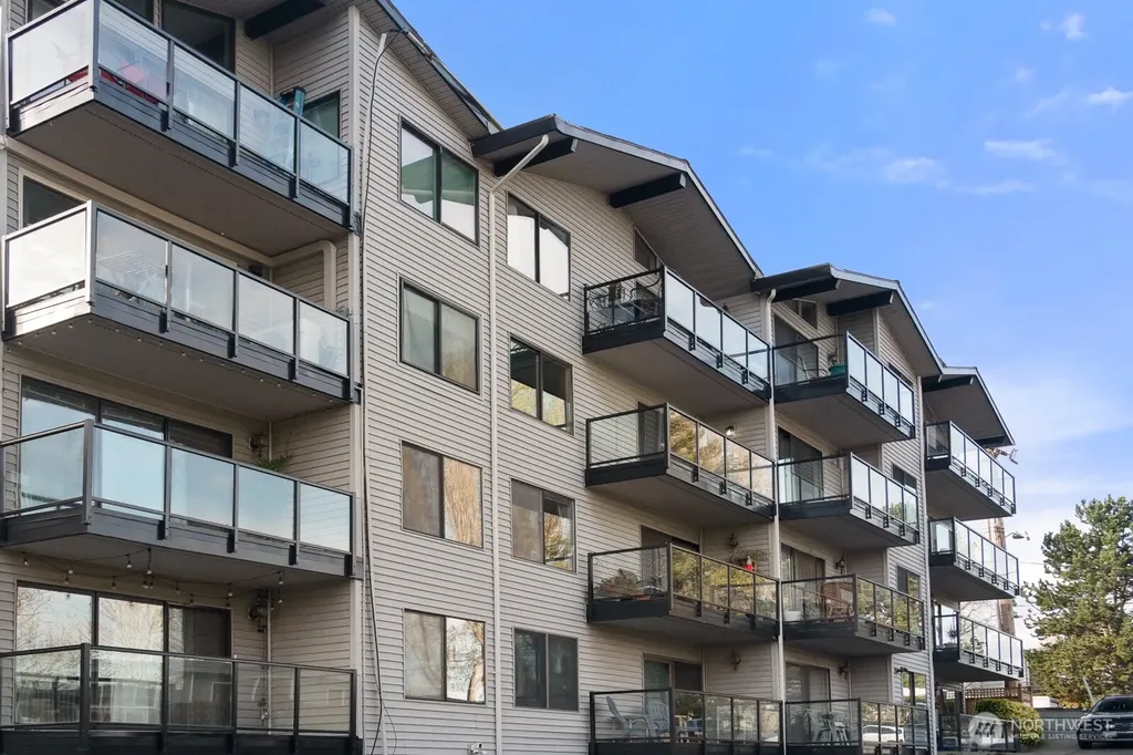 2562 Thorndyke Avenue W Seattle WA 98199