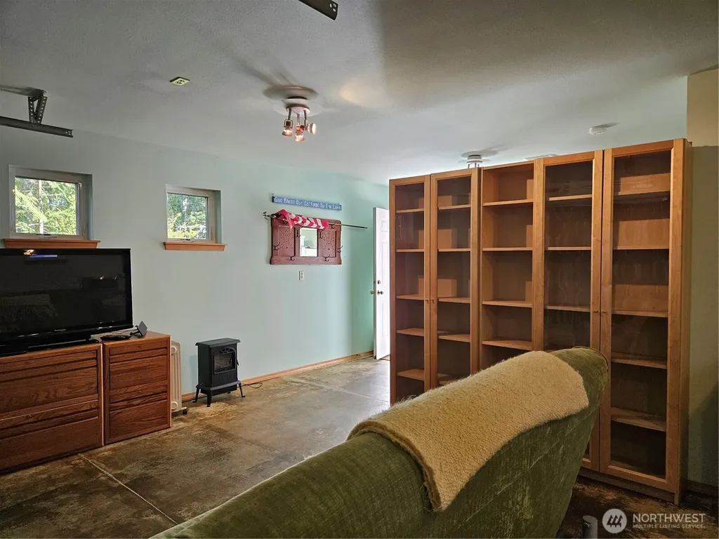 41 N Picnic Drive NW Lilliwaup WA 98555