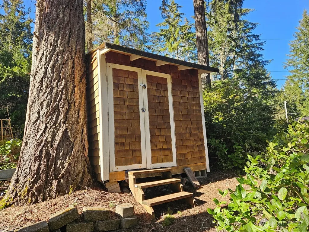 41 N Picnic Drive NW Lilliwaup WA 98555