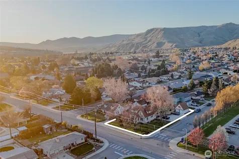 841 Red Apple Road Wenatchee WA 98801
