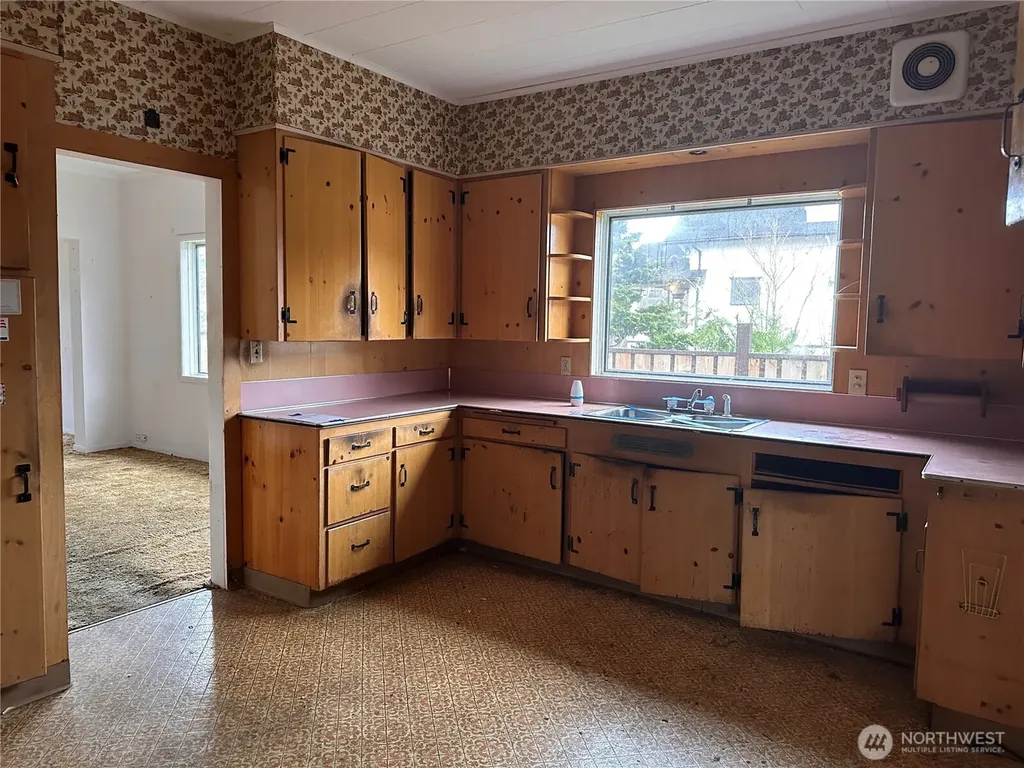 1112 4th Street Cosmopolis WA 98537