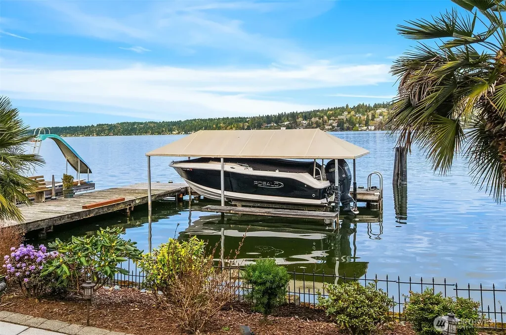 8418 Island Drive S Seattle WA 98118