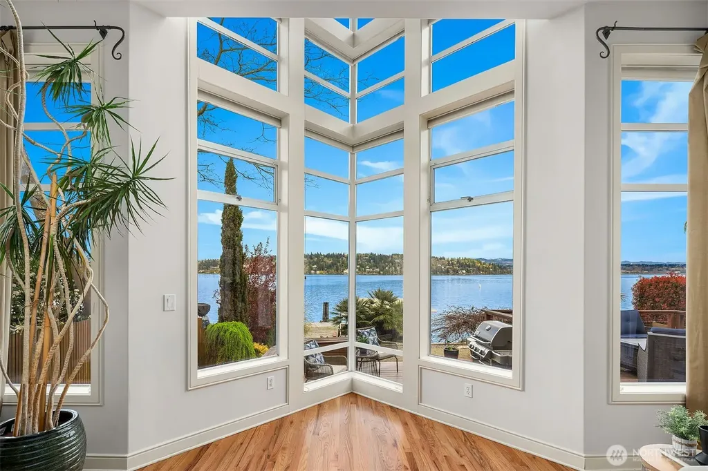 8418 Island Drive S Seattle WA 98118
