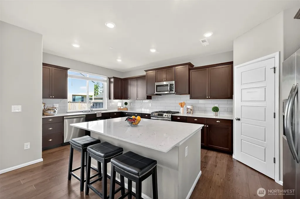 1472 Baker Heights Loop Bremerton WA 98312