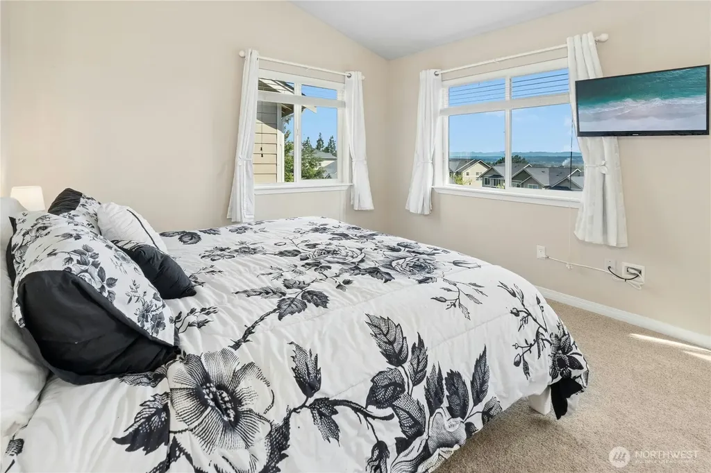 527 Pilchuck Path Everett WA 98201