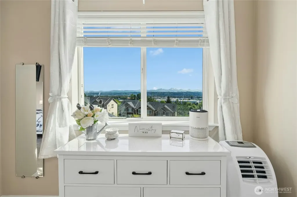 527 Pilchuck Path Everett WA 98201