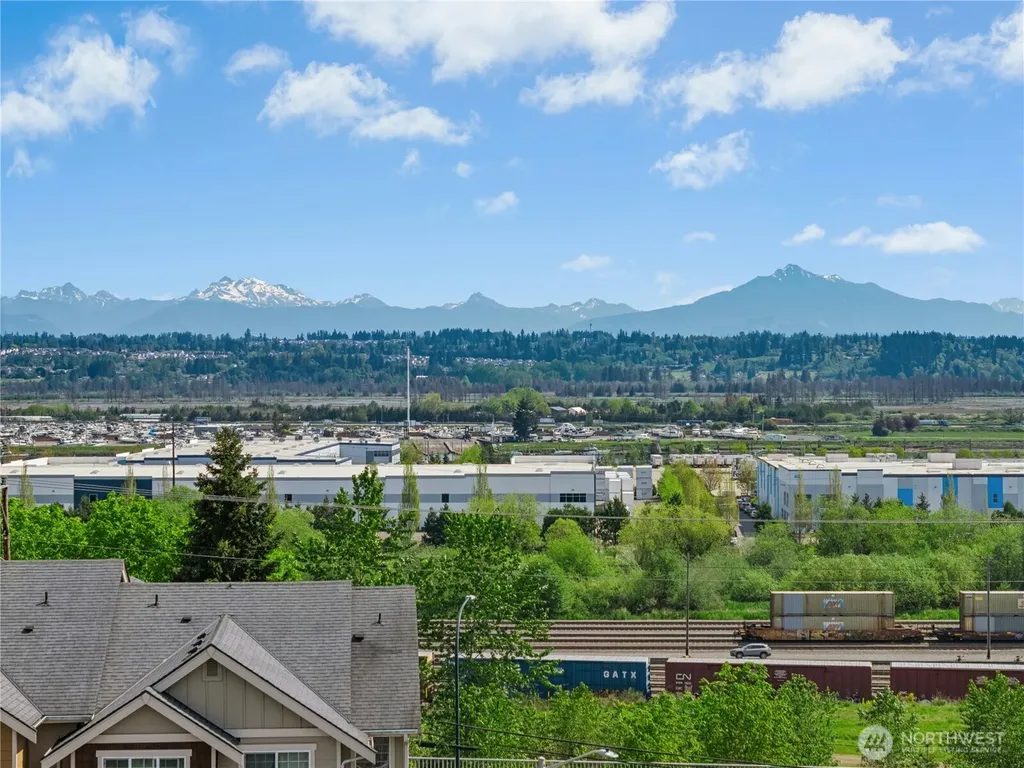 527 Pilchuck Path Everett WA 98201