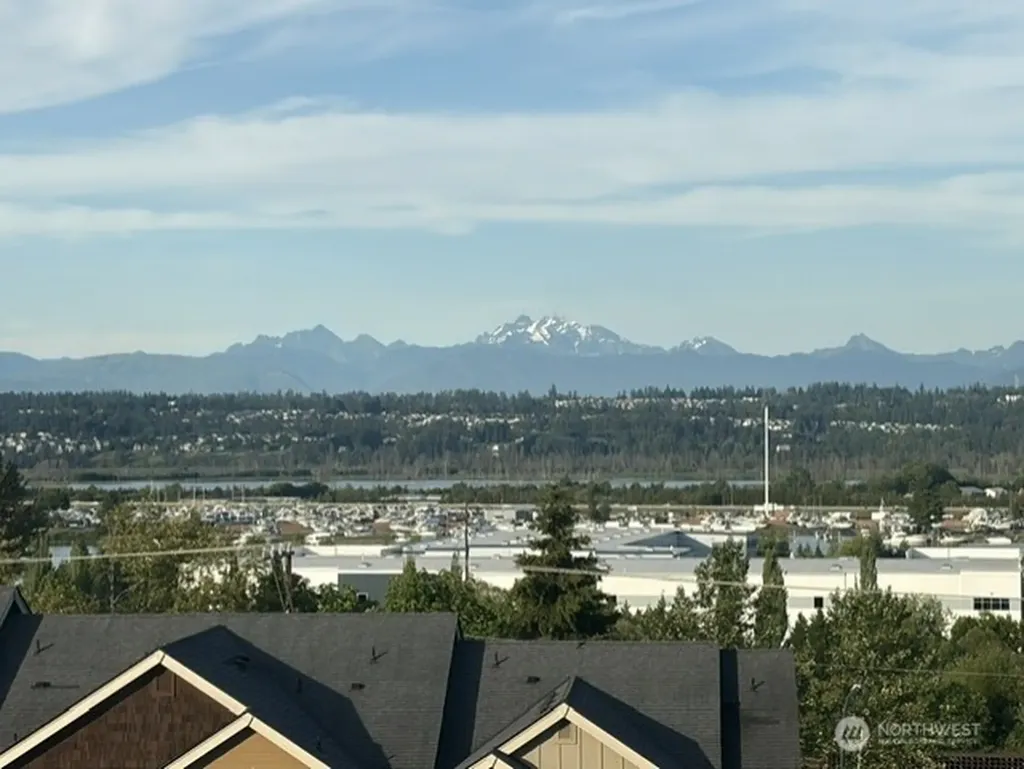 527 Pilchuck Path Everett WA 98201