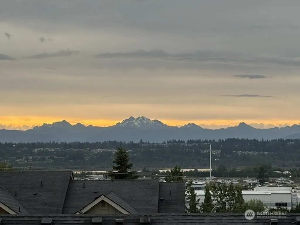 527 Pilchuck Path Everett WA 98201