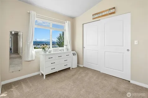 527 Pilchuck Path Everett WA 98201