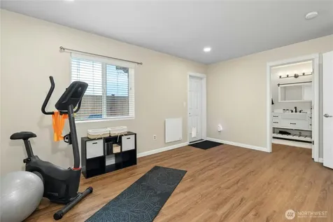 527 Pilchuck Path Everett WA 98201