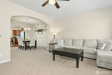 527 Pilchuck Path Everett WA 98201