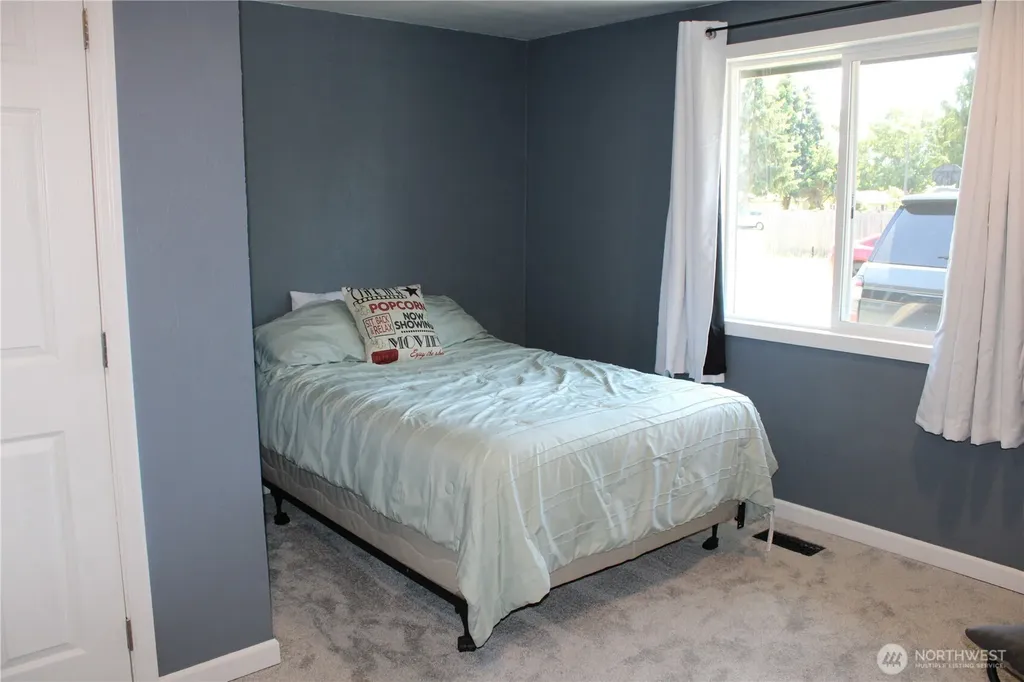402 California Avenue N Rainier WA 98576