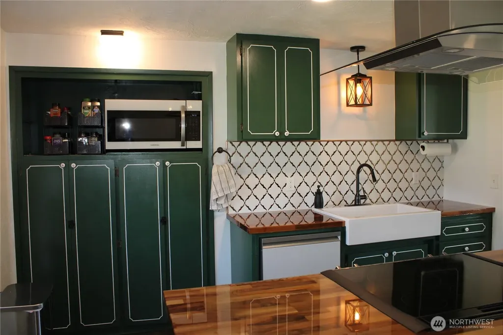402 California Avenue N Rainier WA 98576