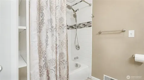 6201 Island Crest Way Mercer Island WA 98040