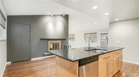 6201 Island Crest Way Mercer Island WA 98040