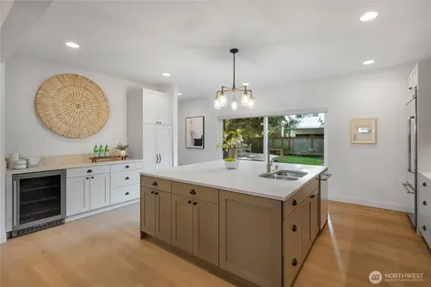 10317 Sand Point Way NE Seattle WA 98125