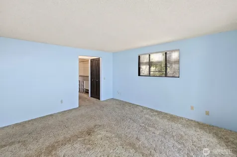 7821 East Side Drive NE Tacoma WA 98422