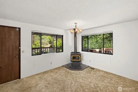 7821 East Side Drive NE Tacoma WA 98422