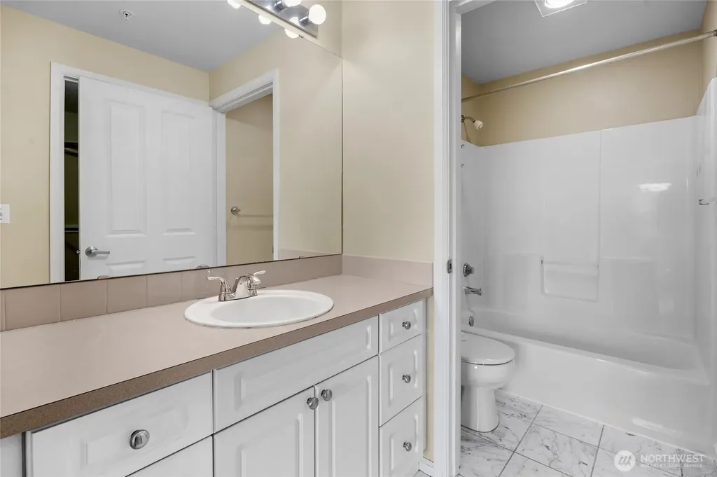 4343 Roosevelt Way NE Seattle WA 98105