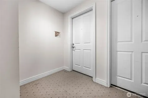 4343 Roosevelt Way NE Seattle WA 98105