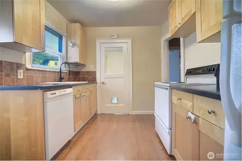7822 NE Lake City Way NE Seattle WA 98115