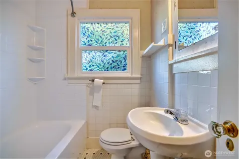 7822 NE Lake City Way NE Seattle WA 98115