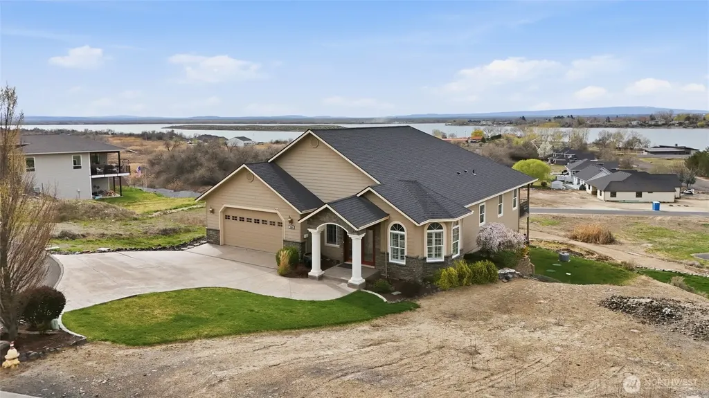 228 SE Pelican Moses Lake WA 98837