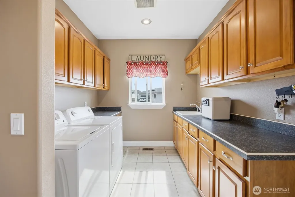 228 SE Pelican Moses Lake WA 98837