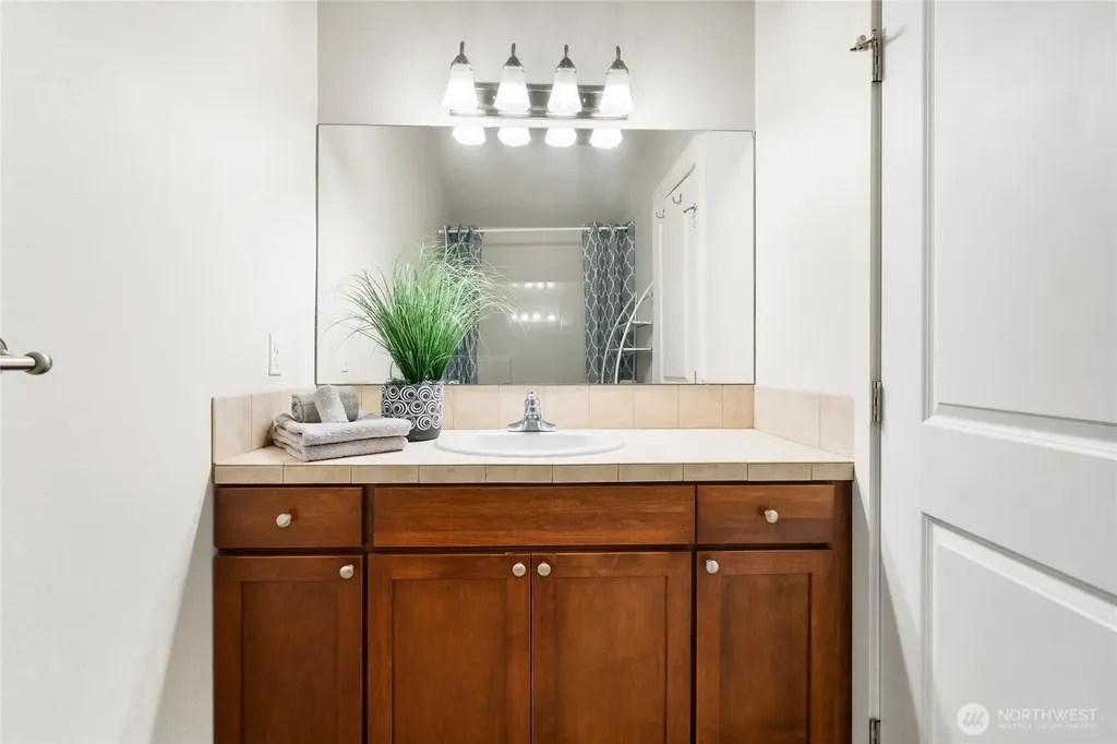 41 W Etruria Street Seattle WA 98119