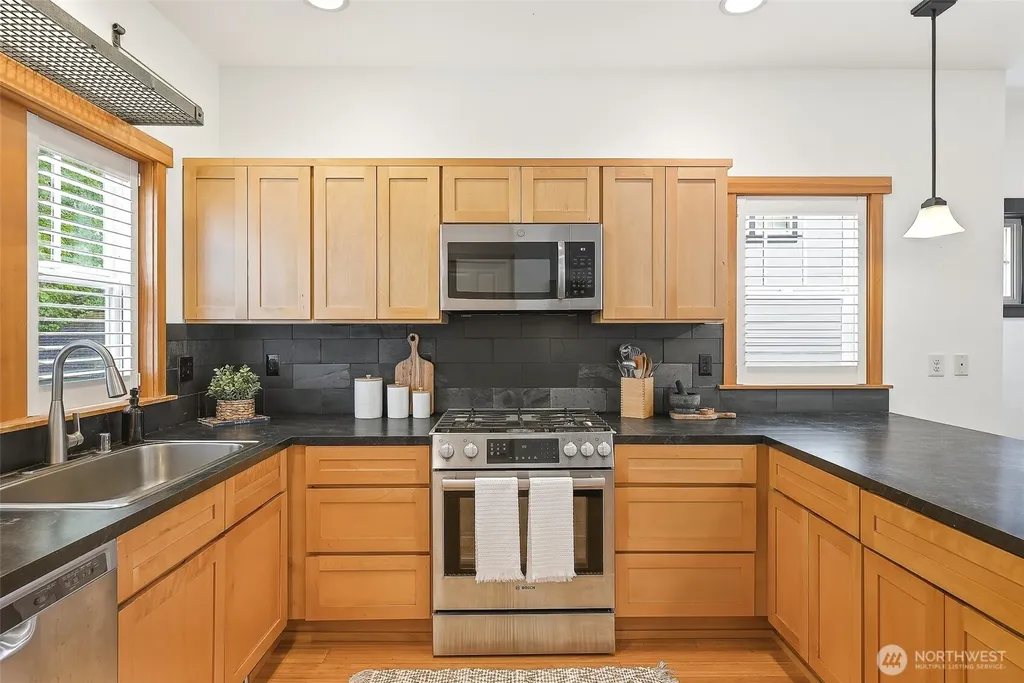 1723 Bungalow Way NE Poulsbo WA 98370