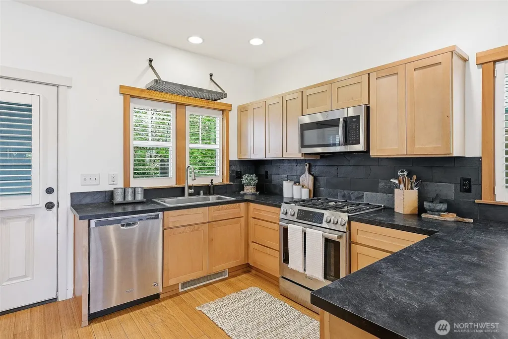 1723 Bungalow Way NE Poulsbo WA 98370