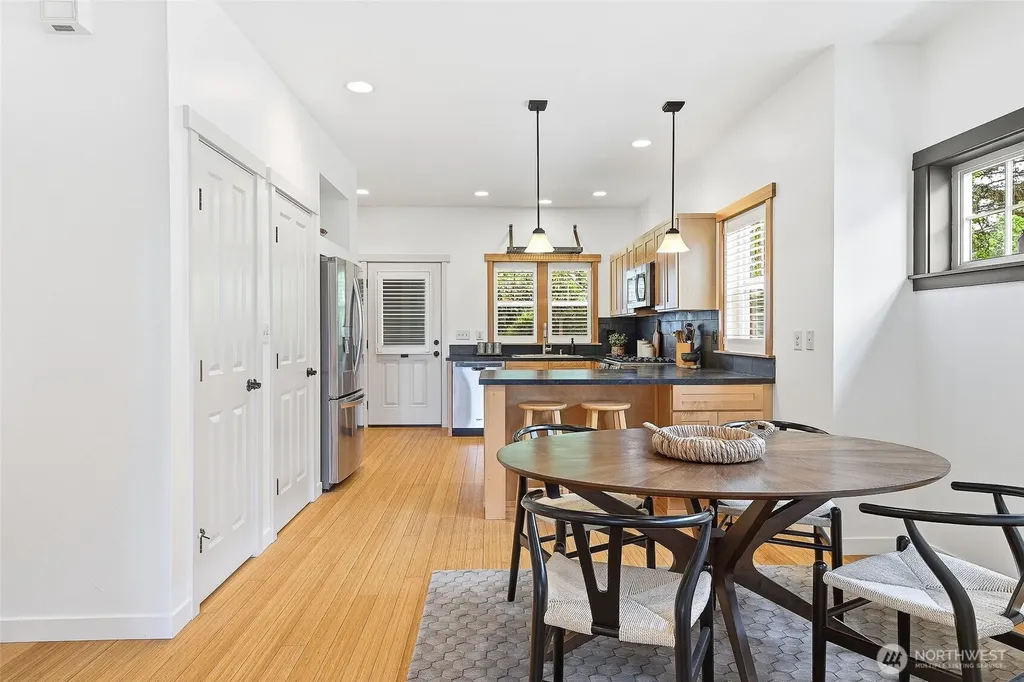 1723 Bungalow Way NE Poulsbo WA 98370