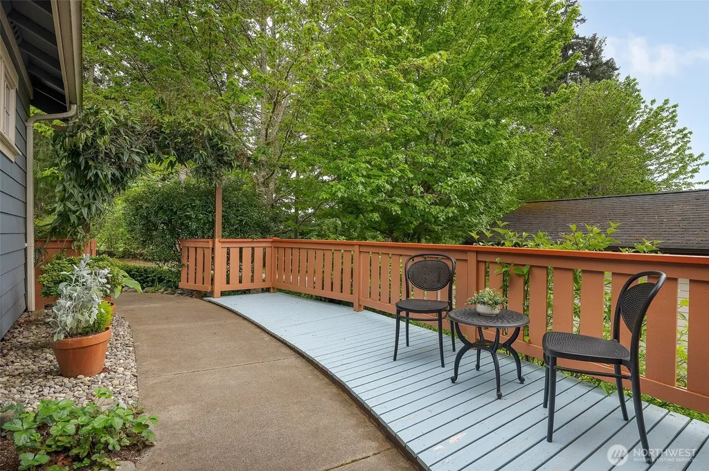 1723 Bungalow Way NE Poulsbo WA 98370