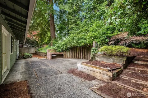 2711 101st Place NE Bellevue WA 98004