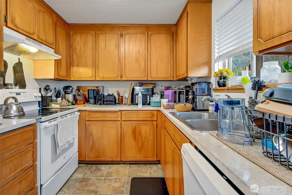 10002 Barnes Lane S Tacoma WA 98444