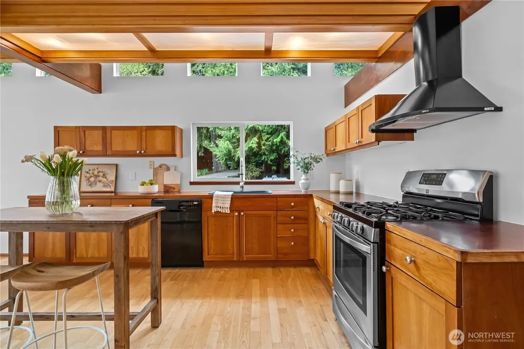 6810 NE Wood Bay Lane Poulsbo WA 98370