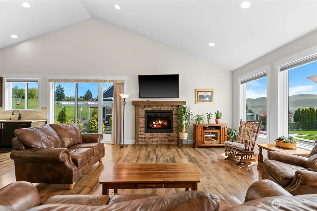 2741 SE Falcon View Drive East Wenatchee WA 98802