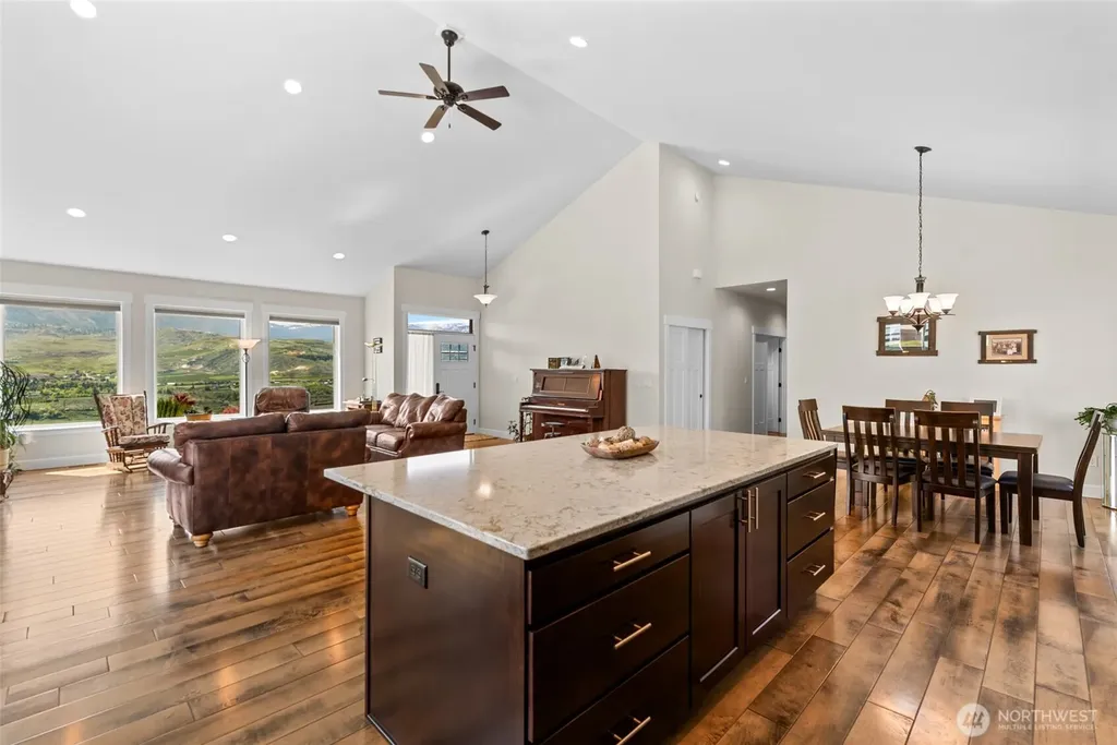 2741 SE Falcon View Drive East Wenatchee WA 98802